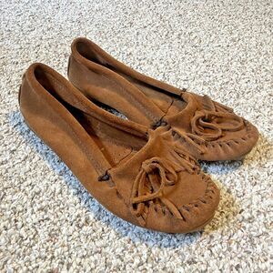 Minnetonka Womens Moccasins Size 11 Brown Suede Leather Kilty Slippers Fringe